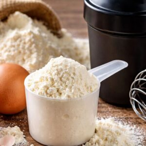 Albumina causa gases? Entenda se incha a barriga e como evitar